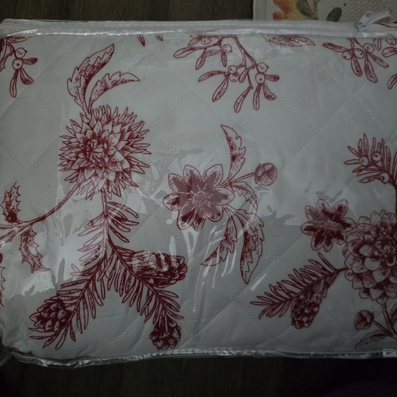 Christmas Jolly Floral Red and White Quilt 2 Pc Twin Set - Picture 5 of 6